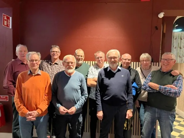Tio medarbetare från Boing All-Service samlade för ett gruppfoto inomhus.