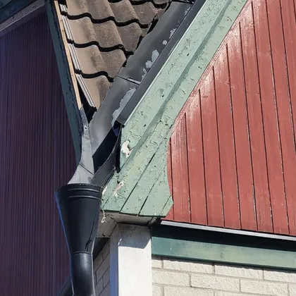 Hantverkare från Boing All-Service lagar trasig vindskiva på fastighet i Flen