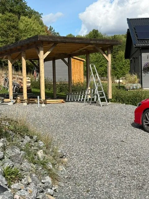 Carporten med tillhörande förråd efter att Boing har färdigställt stommen och taket