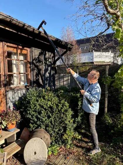 Rensning och spolning av hängrännor och stuprör inför vintern hos kund i Sörmland.