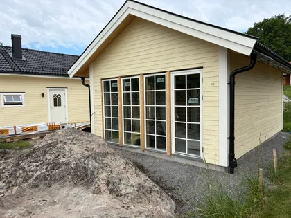 Fönster och ytterdörr monterade i komplementbygget från Boing All-Service i Sörmland.