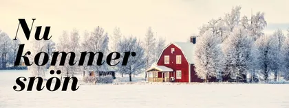 En röd bondgård med sadeltak omgiven av snötäckta träd och en snöig åker under en blek himmel. Texten "Nu kommer snön" är skriven med feta svarta bokstäver på vänster sida av bilden.