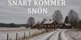 En snöig landsbygdsscen med tre röda hus, kala träd och en slingrande väg. Himlen är mulen. Svensk text ovanför husen lyder "SNART KOMMER SNÖN".