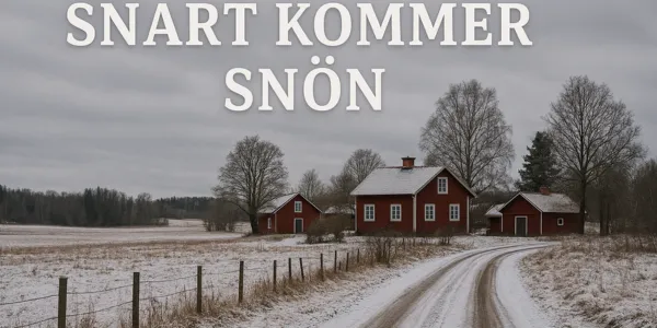 En snöig landsbygdsscen med tre röda hus, kala träd och en slingrande väg. Himlen är mulen. Svensk text ovanför husen lyder "SNART KOMMER SNÖN".