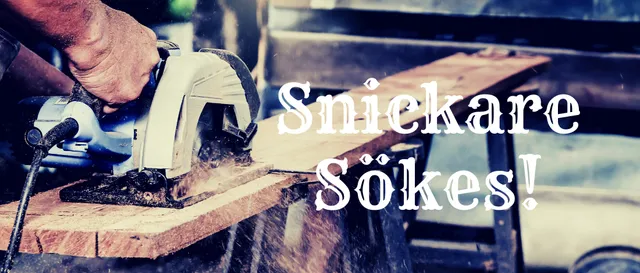 Närbild på en snickare som kapar en träbit med cirkelsåg och texten Snickare Sökes.